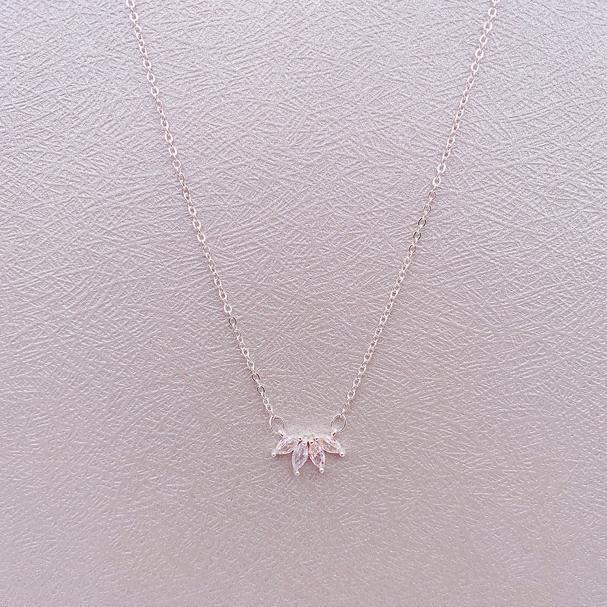 Fashion Jewelry Minimalist Shining Flower Petal Necklace For Women Girls Lotus Flower Pendant Necklace Female Party Anniversary Jewelry Gift